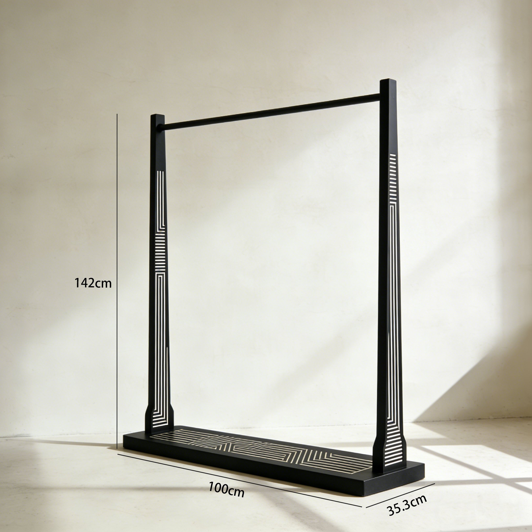 省スペース設計のコートスタンド