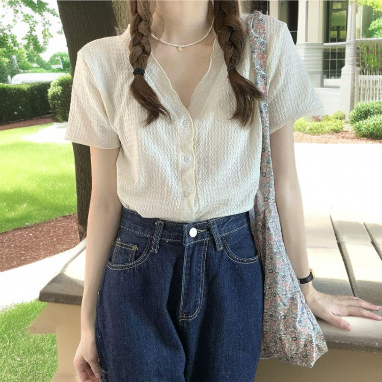 お出かけにおすすめのVネックトップス＆ショートパンツセット