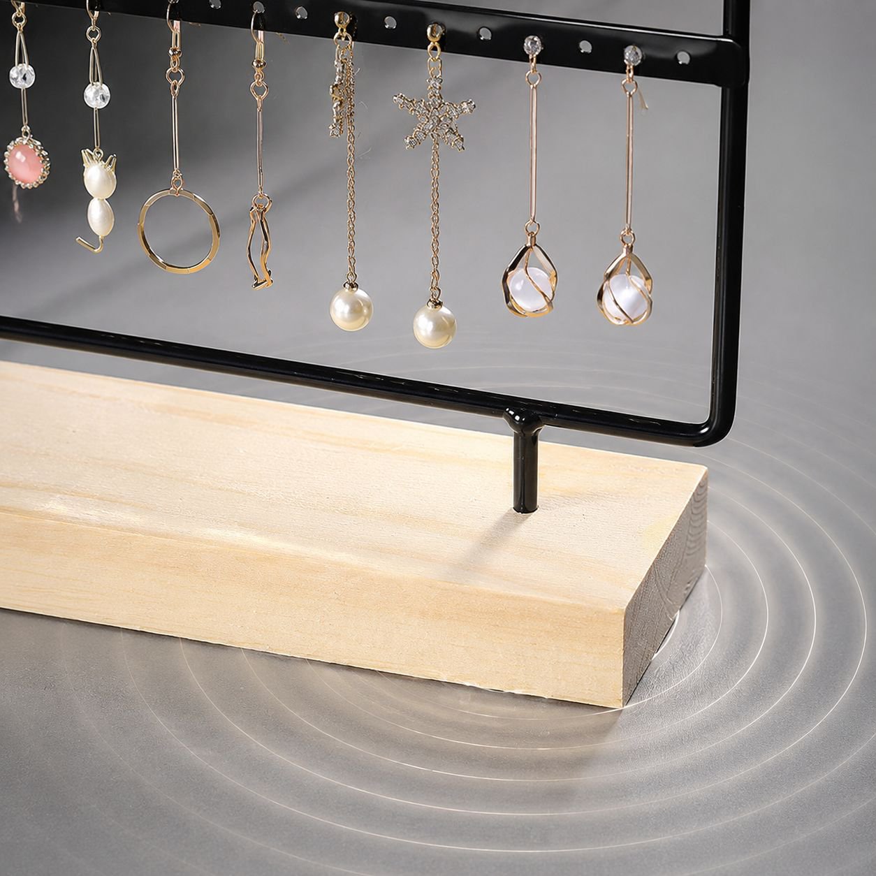 Praktisches Schmuckregal aus Holz und Eisen