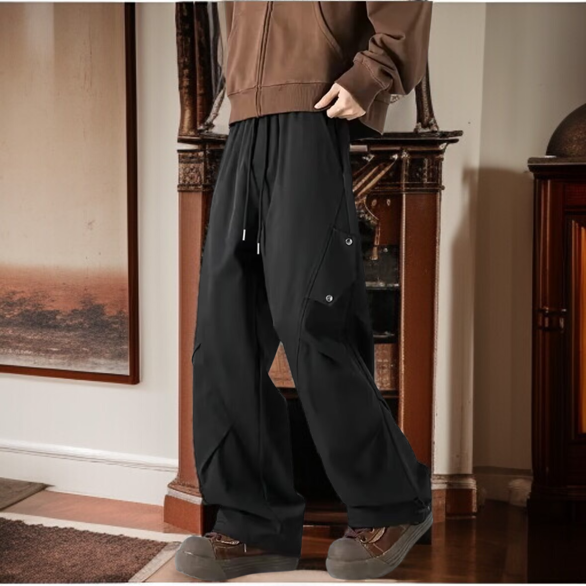 트렌디한 디자인감의 남성 바지 착용 샷