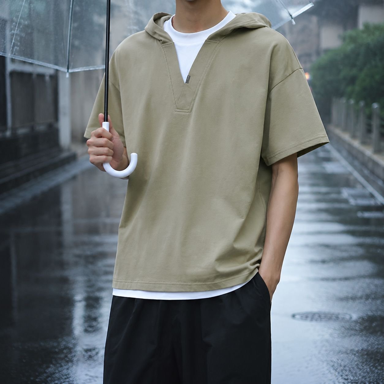 レイヤード風デザインのカジュアルTシャツ後ろ姿
