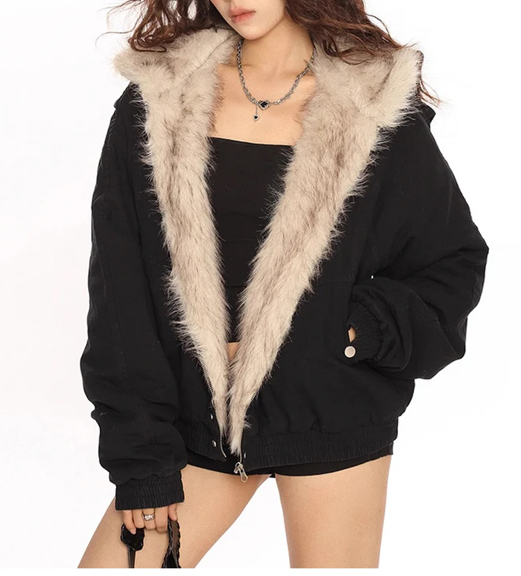 フードつきの毛皮コート