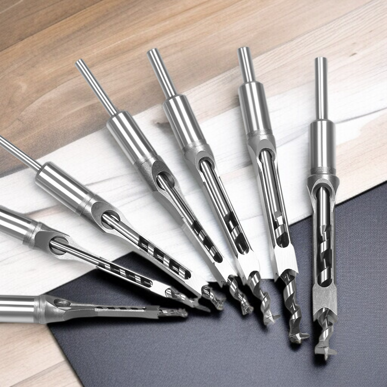 木工工具で木材に穴を開ける様子