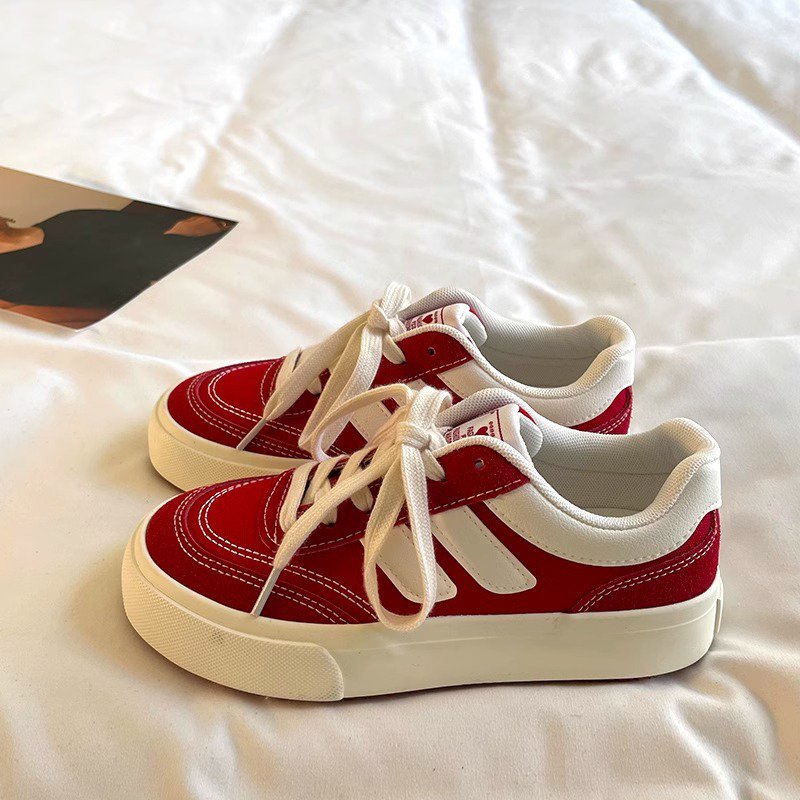 カジュアルコーデに合うレディースイントレンドシューズ