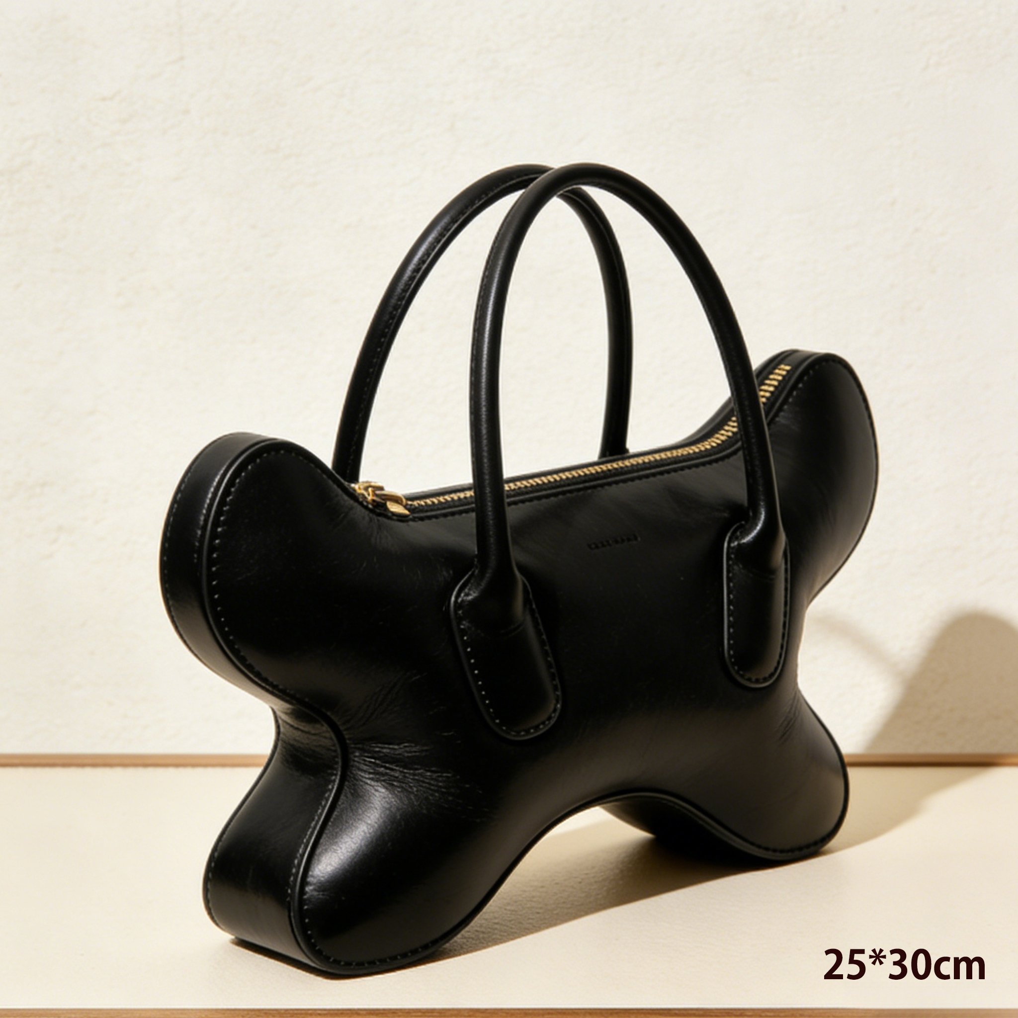 넉넉한 수납공간의 심플 핸드백 내부