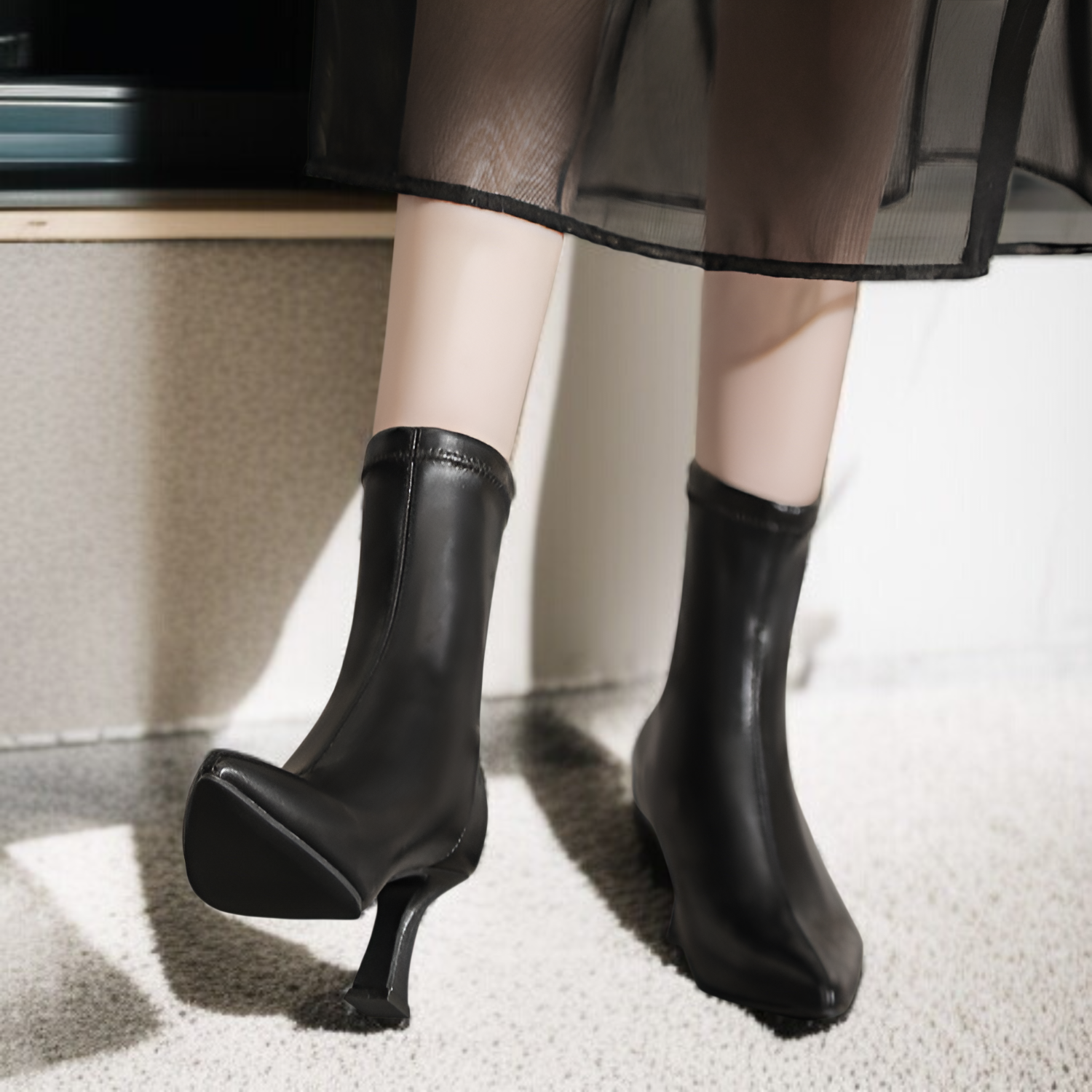 女性用スティレットショートブーツ2025年秋冬新作ポインテッドブーツ気質シンプル無地ブーツ後ろジッパーミドルカーフブーツ疲  れないブーツ