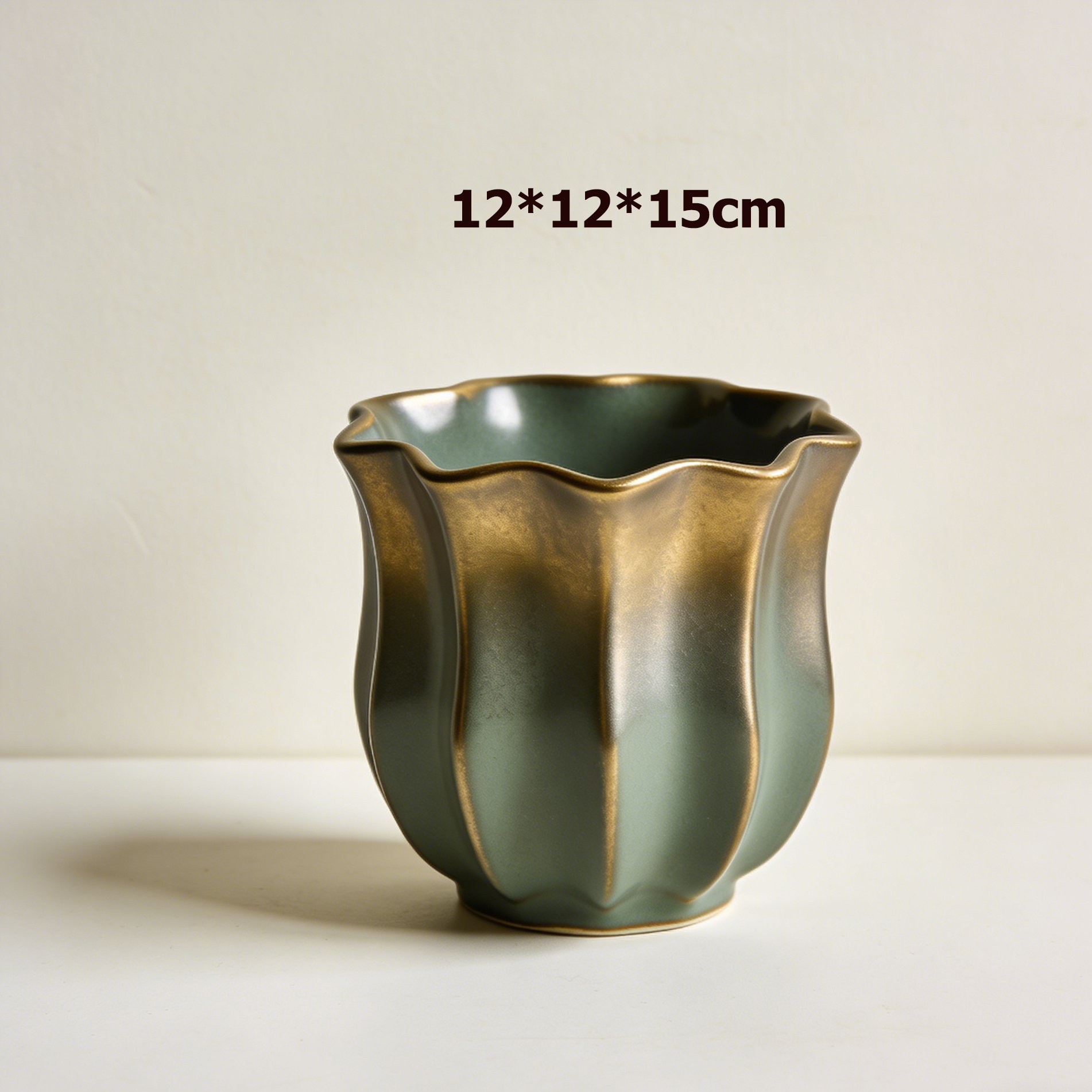 エレガントな花型ティーカップの横からの眺め