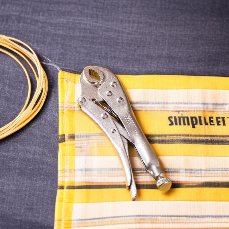 強力ペンチで電線を圧着している様子