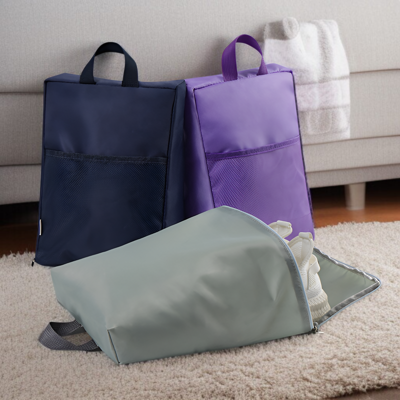 旅行用ポータブル収納バッグに靴を収納