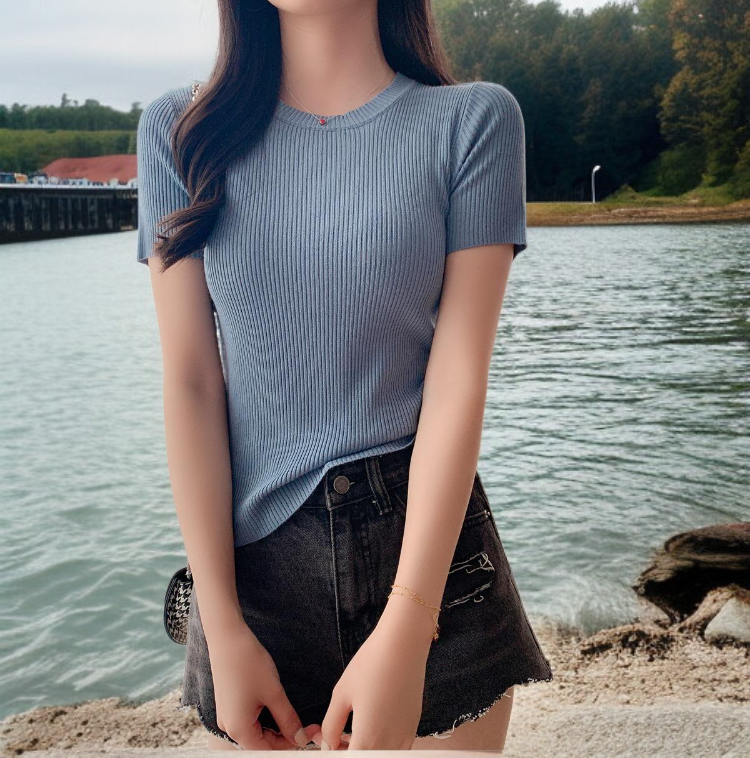 女性モデルがレギンスと半袖ニットTシャツを着用