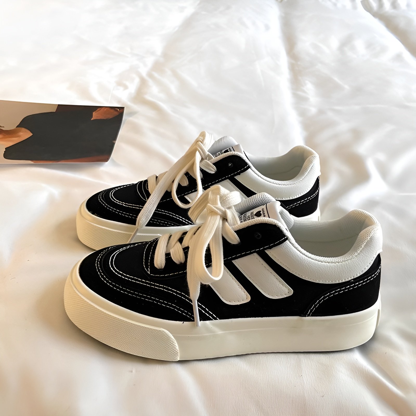 レトロな香港スタイルのカジュアルシューズ、黒のキャンバスシューズ、レディースカジュアルシューズ、新しいスタイルのニッチなデザインの学生シューズ、オールマッチのボードシューズ、レディースイントレンドのカ