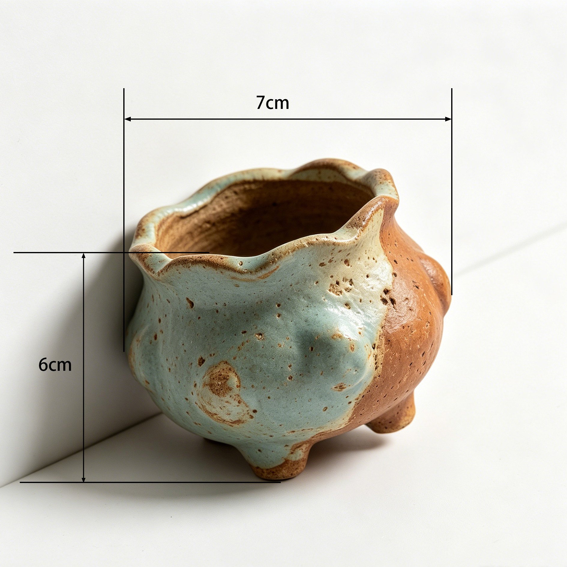 Schlichter Sukkulenten-Blumentopf aus grober Keramik auf Holztisch