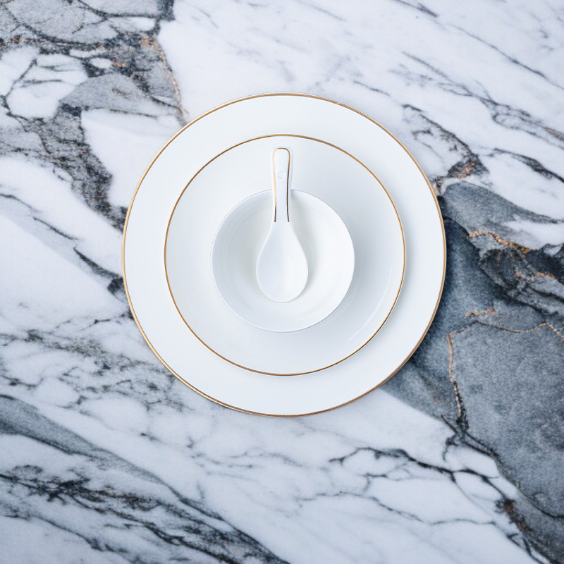 高級感あふれるプノンペン陶磁器皿の質感