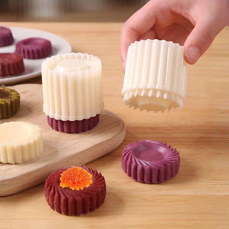 Detachable pastry mold