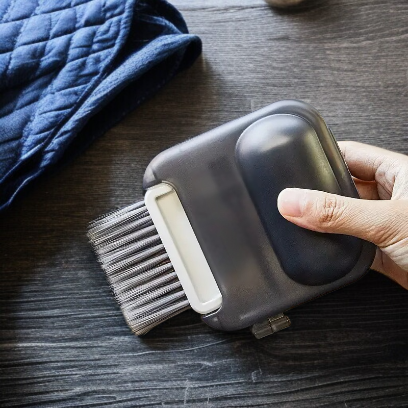 청소 브러시로 에어컨 송풍구 먼지 제거