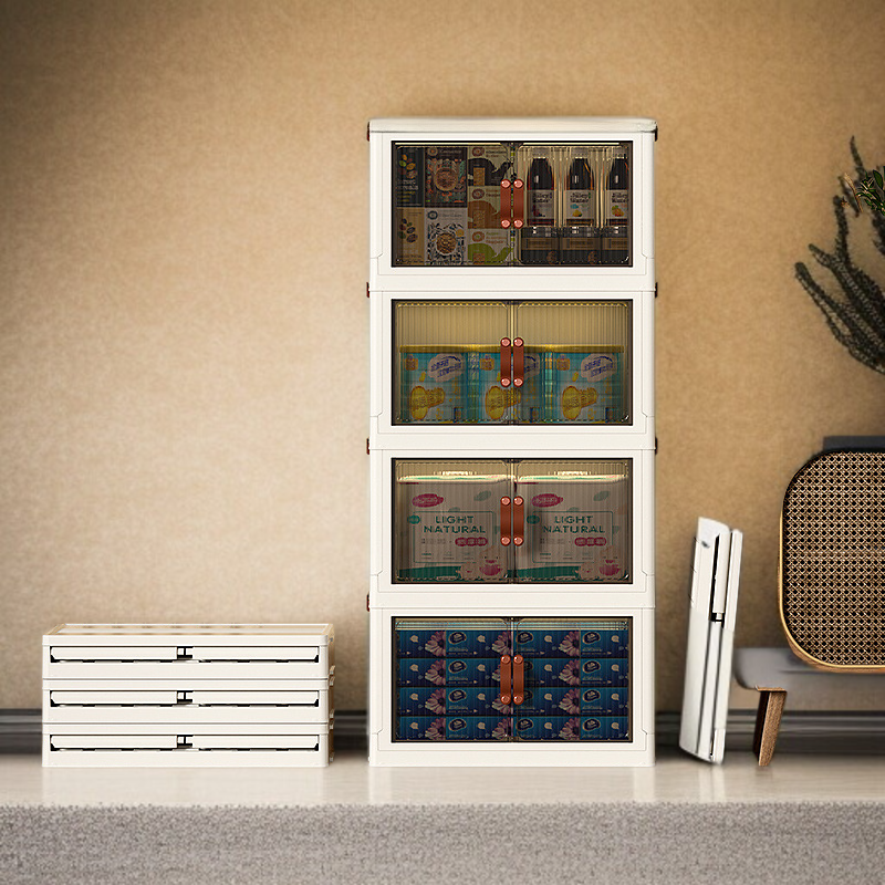 접이식 수납장에 옷 정리하는 모습