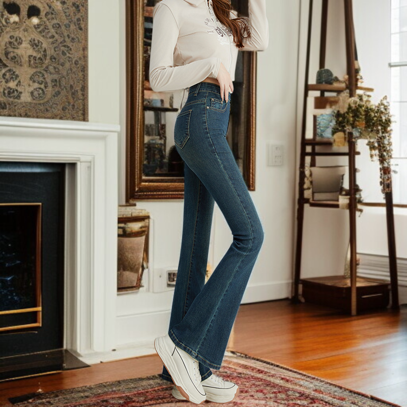 美脚を演出するマイクロフレアジーンズ