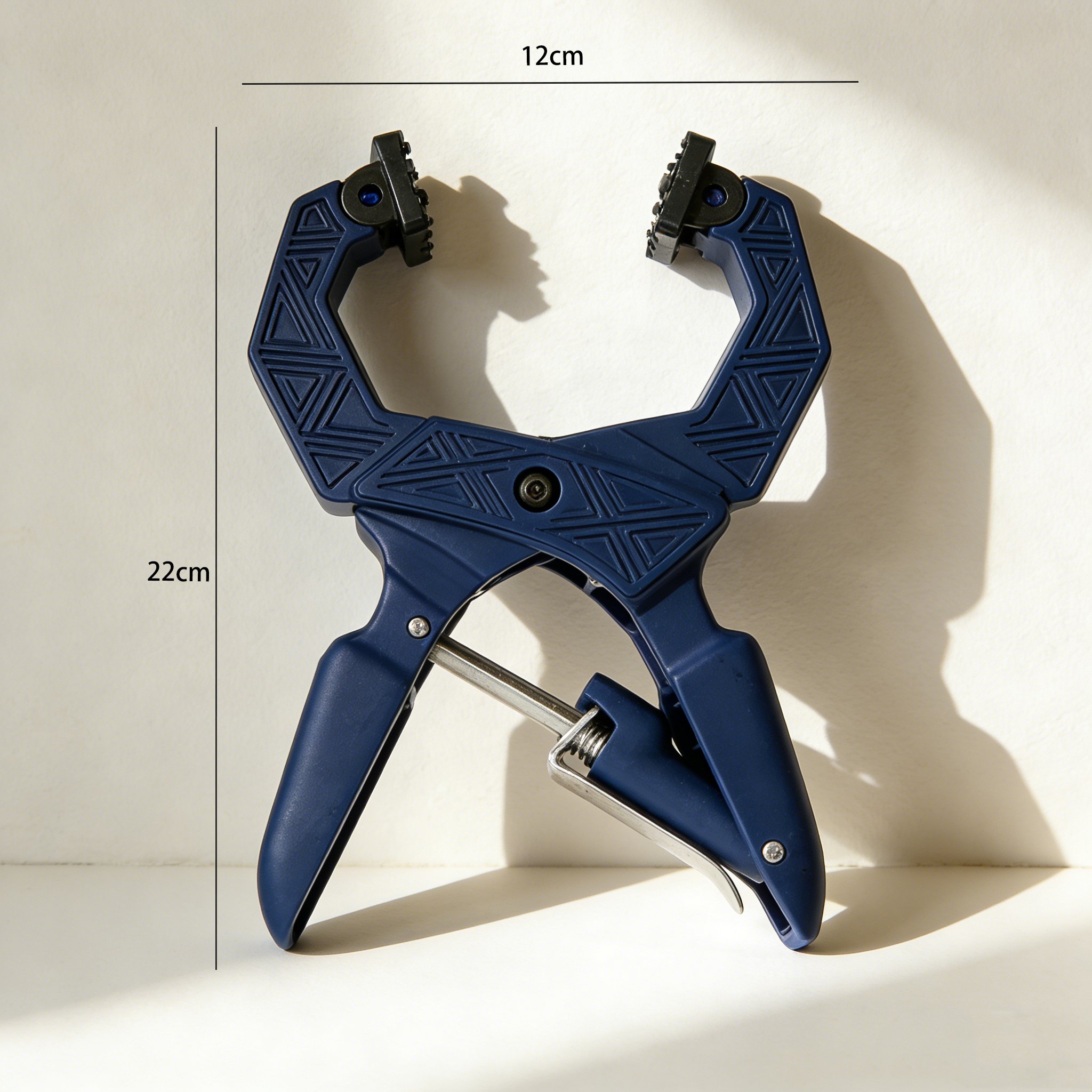 DIY作業に使用されている木工作業用クリップ