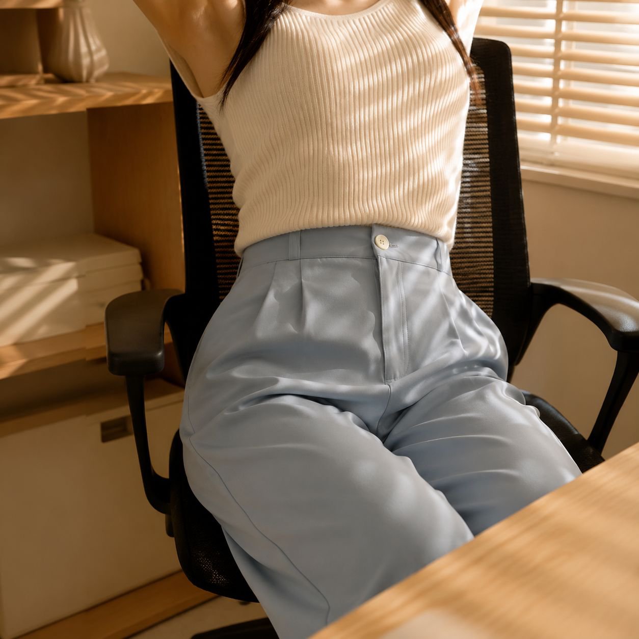 ストレートシルエットの美脚パンツ