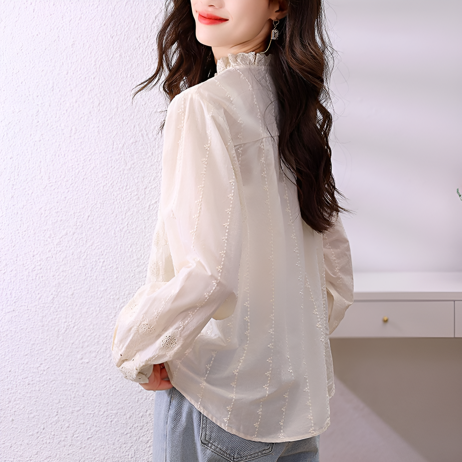 秋らしいレース襟のアプリコットブラウス、レディース長袖刺繍入り花柄シャツトップス