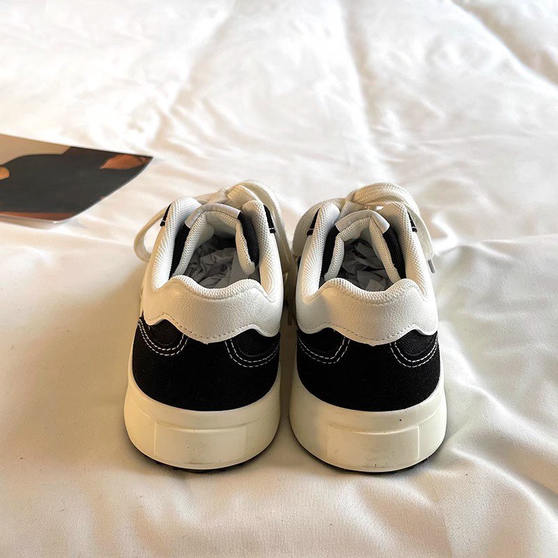 トレンド感あるレディースキャンバスシューズのスタイリング例