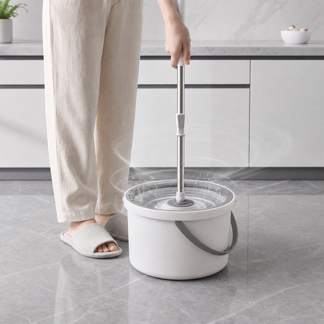 Haushaltsmopp-Set mit Schmutz- und Sauberwassertrennung, freihändig nutzbar