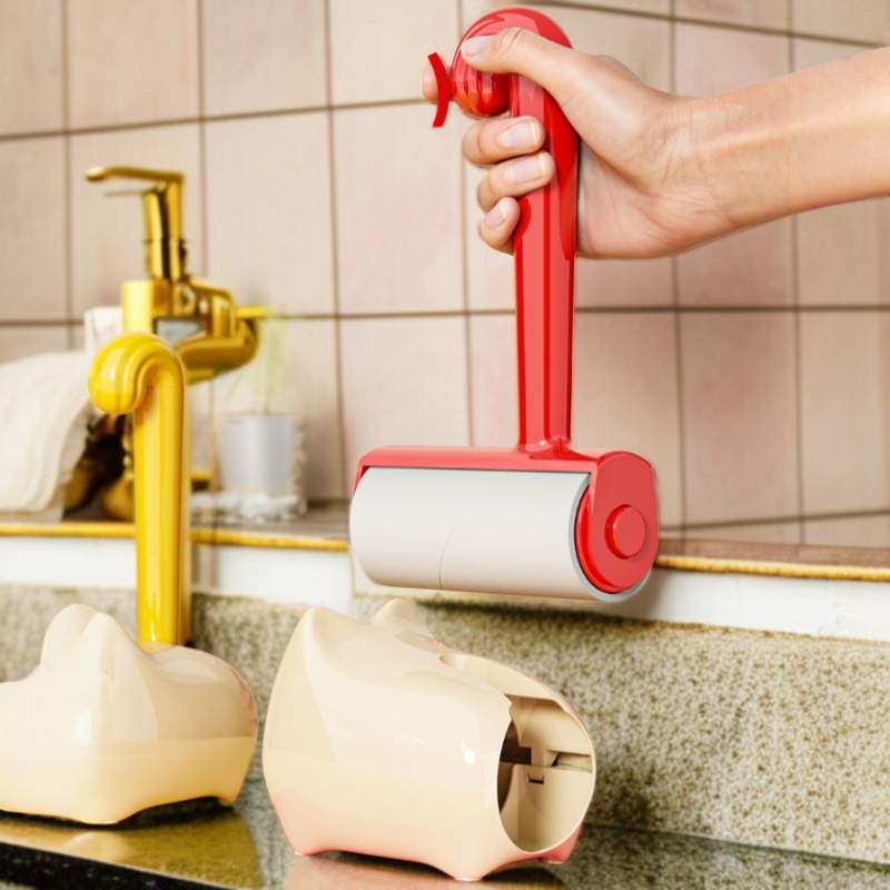 의류 위에 붙은 모발 제거 장면