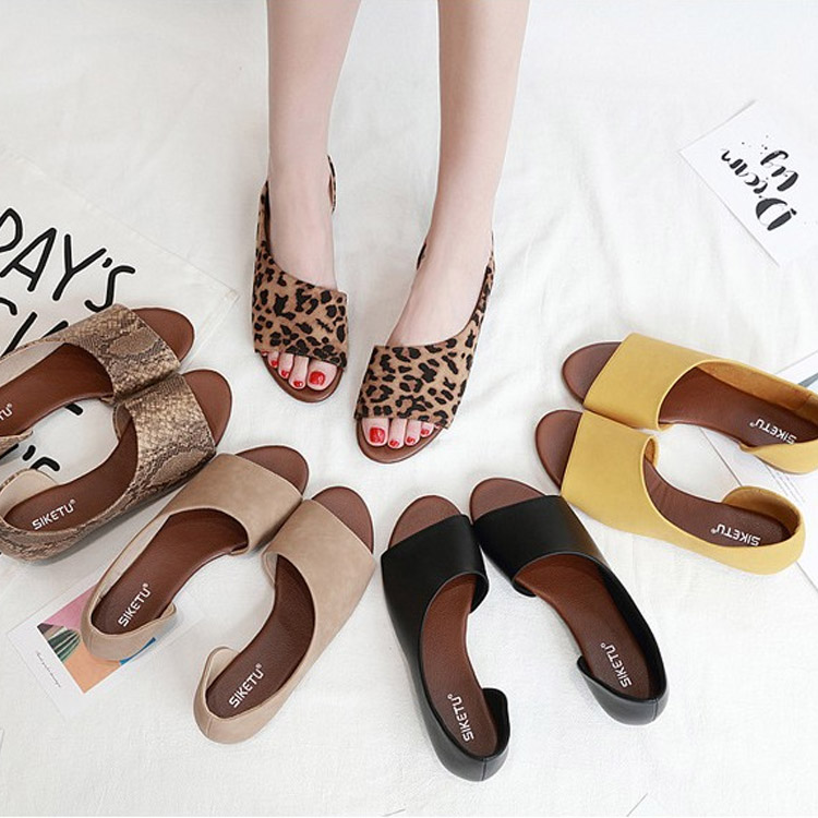 รองเท้าที่มีสายรัดส้นแบน