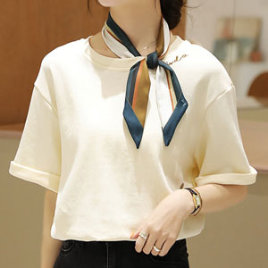 新作シルクスカーフ付きTシャツ  期間限定  ６４８０円/２点