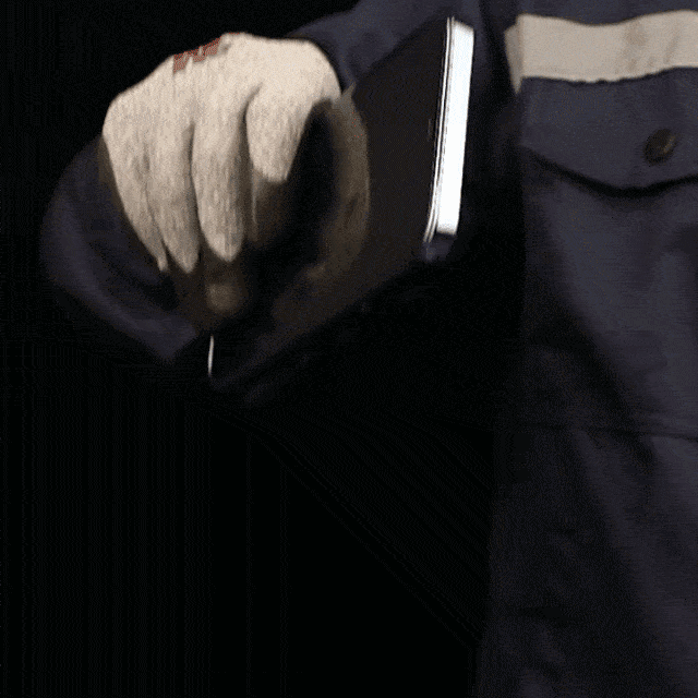 【スタンド付きiPhoneケース】ぴったりフィット　衝撃吸収　指紋防止　iPhoneの美しさを損なわない高級感！