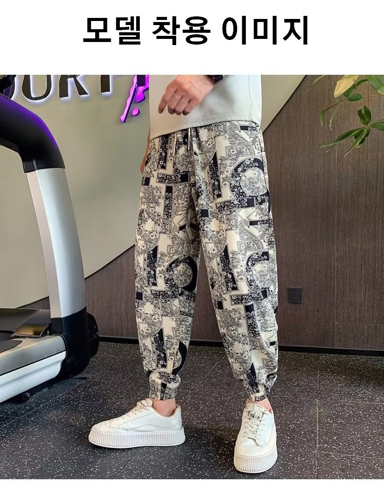 여성 모델이 입은 여름용 날염 바지