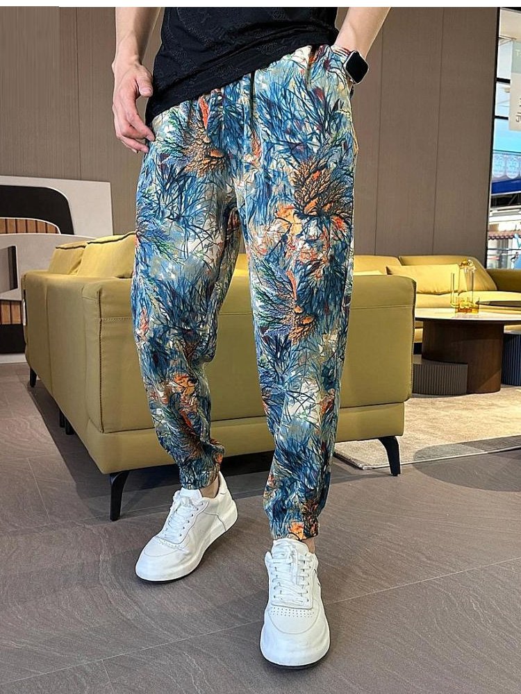 허리 밴딩과 포켓 디테일 클로즈업