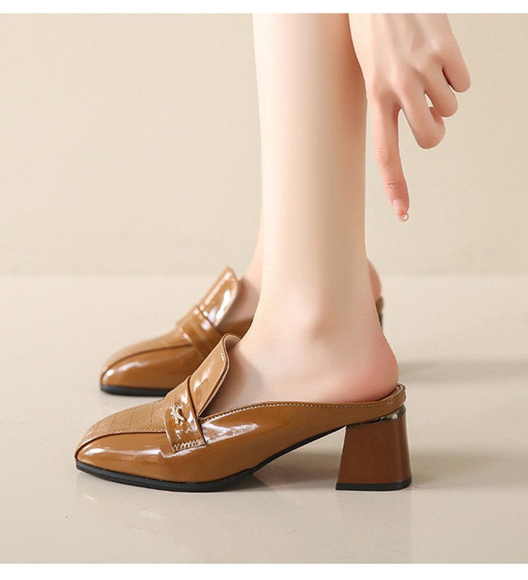 さまざまなカラー展開のミュールパンプス