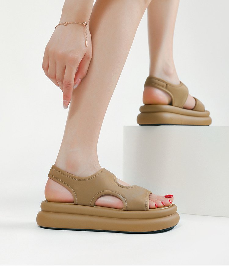 シンプルデザインの本革サンダル