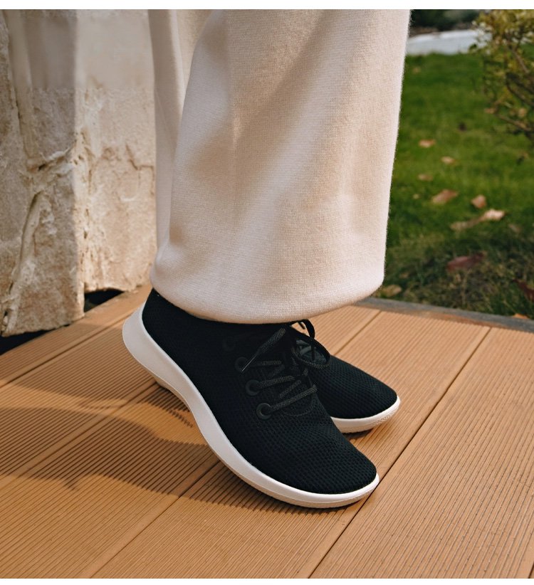 エアライトスニーカーの靴紐とデザインディテール