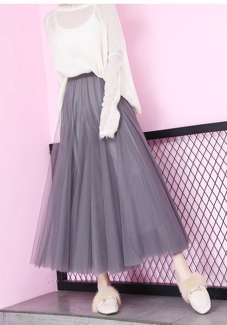 軽やかな印象のチュールスカート