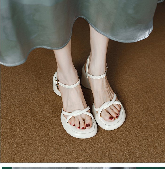 人気カラーの太ヒールサンダルコレクション