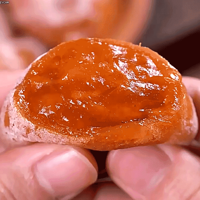 Gâteau aux dattes de la ferme avec un cœur glacé