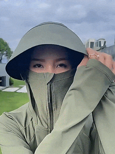 手先までカバーする男女兼用UVカットパーカー