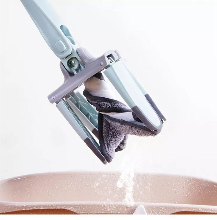 フローリングを掃除するモップクリーナーの使用例