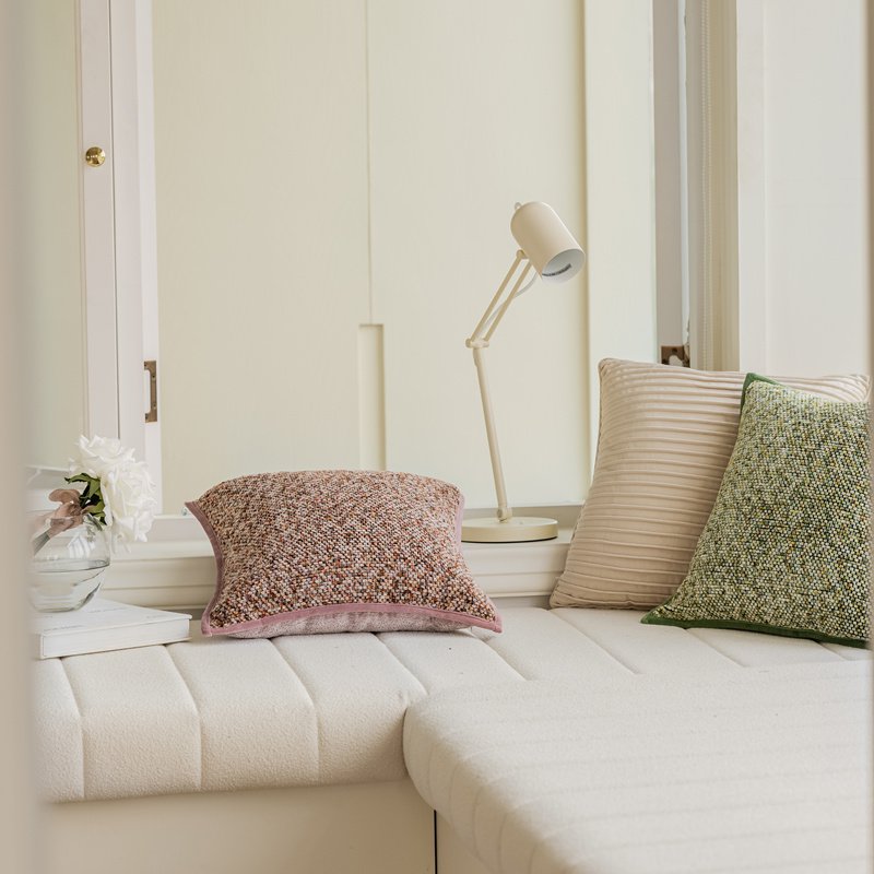 柔らかい生地のスクエアクッション