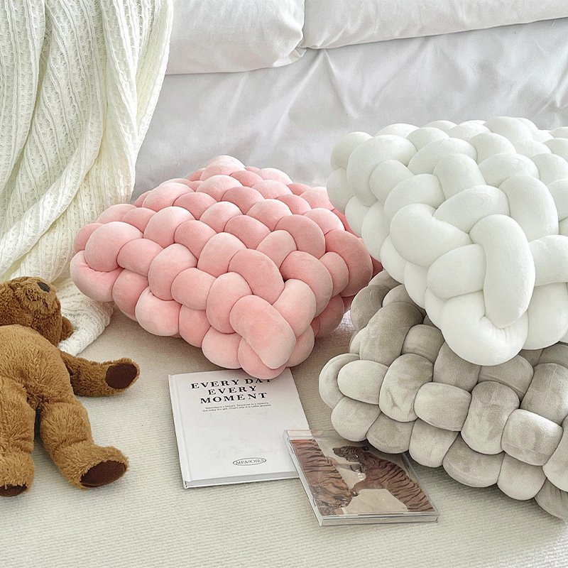 Cojín tejido suave con nudos