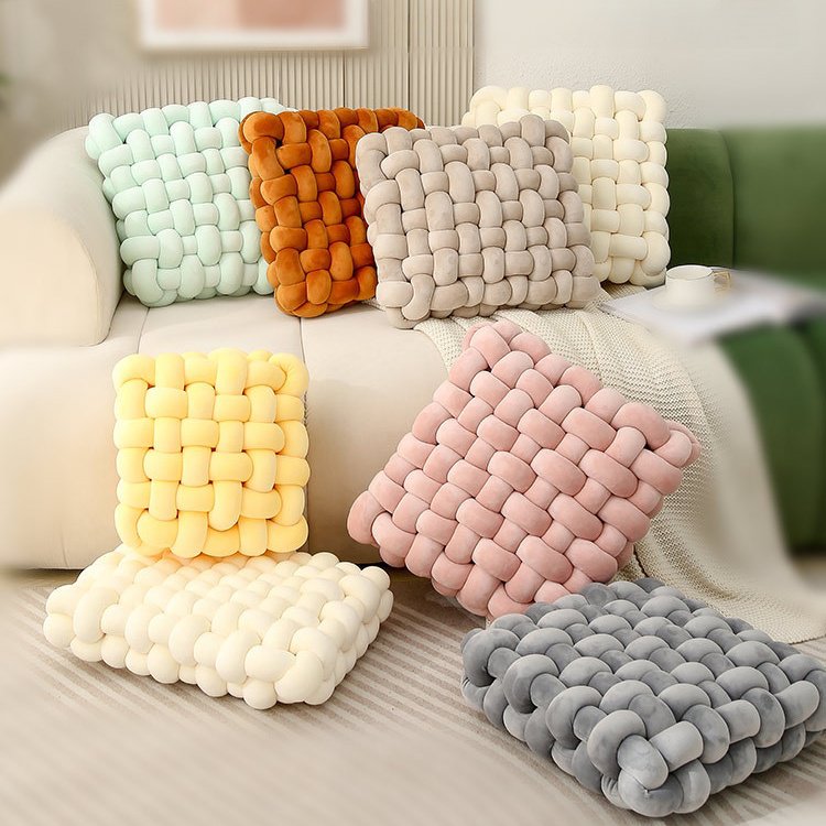 Cojín tejido suave con nudos