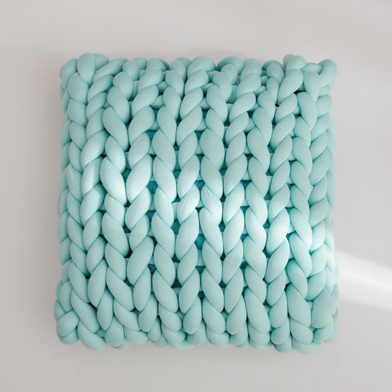 ソファのクッションと装飾的な背もたれ