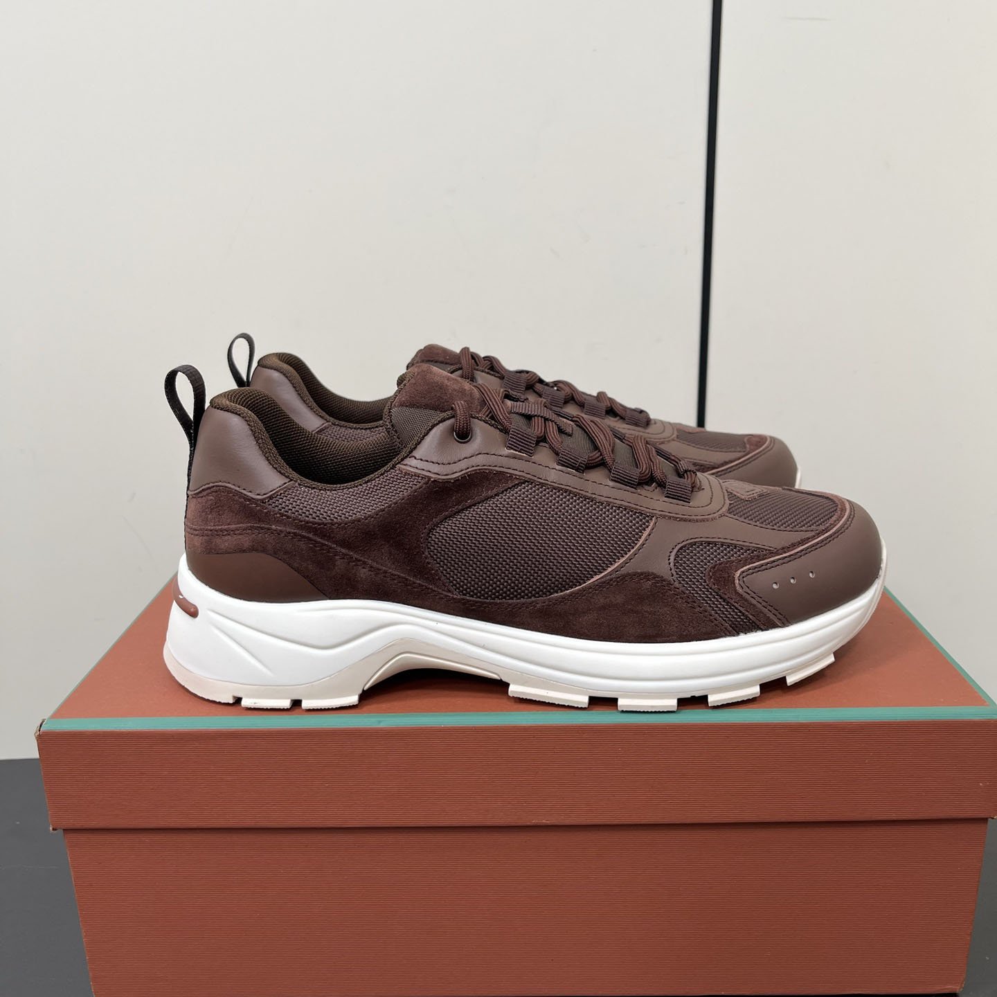 Calzado masculino elegante de piel auténtica