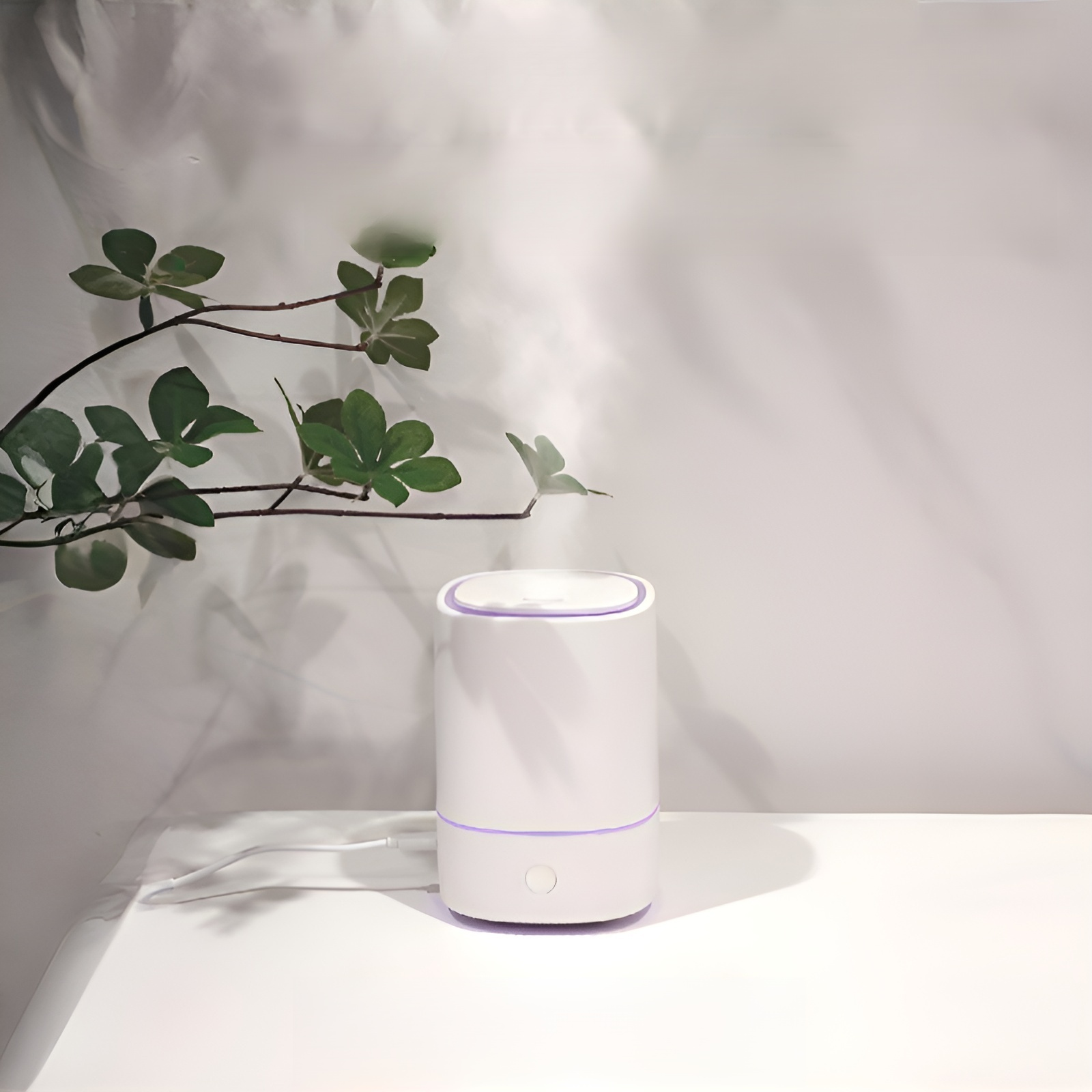 オフィスデスク上の超音波加湿器