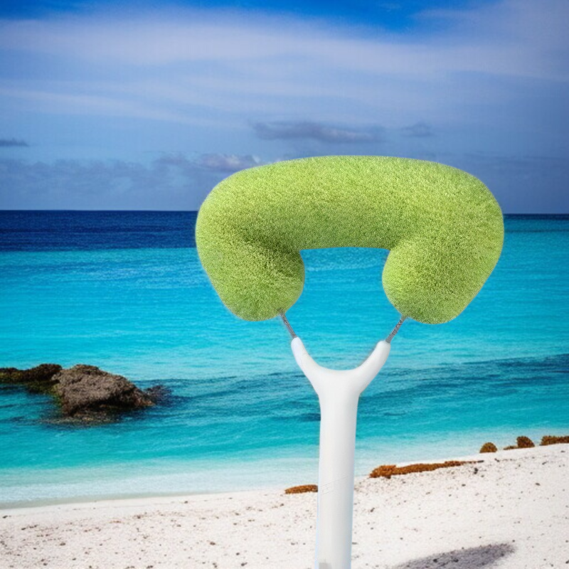 방충망 청소솔로 창문 청소하는 장면