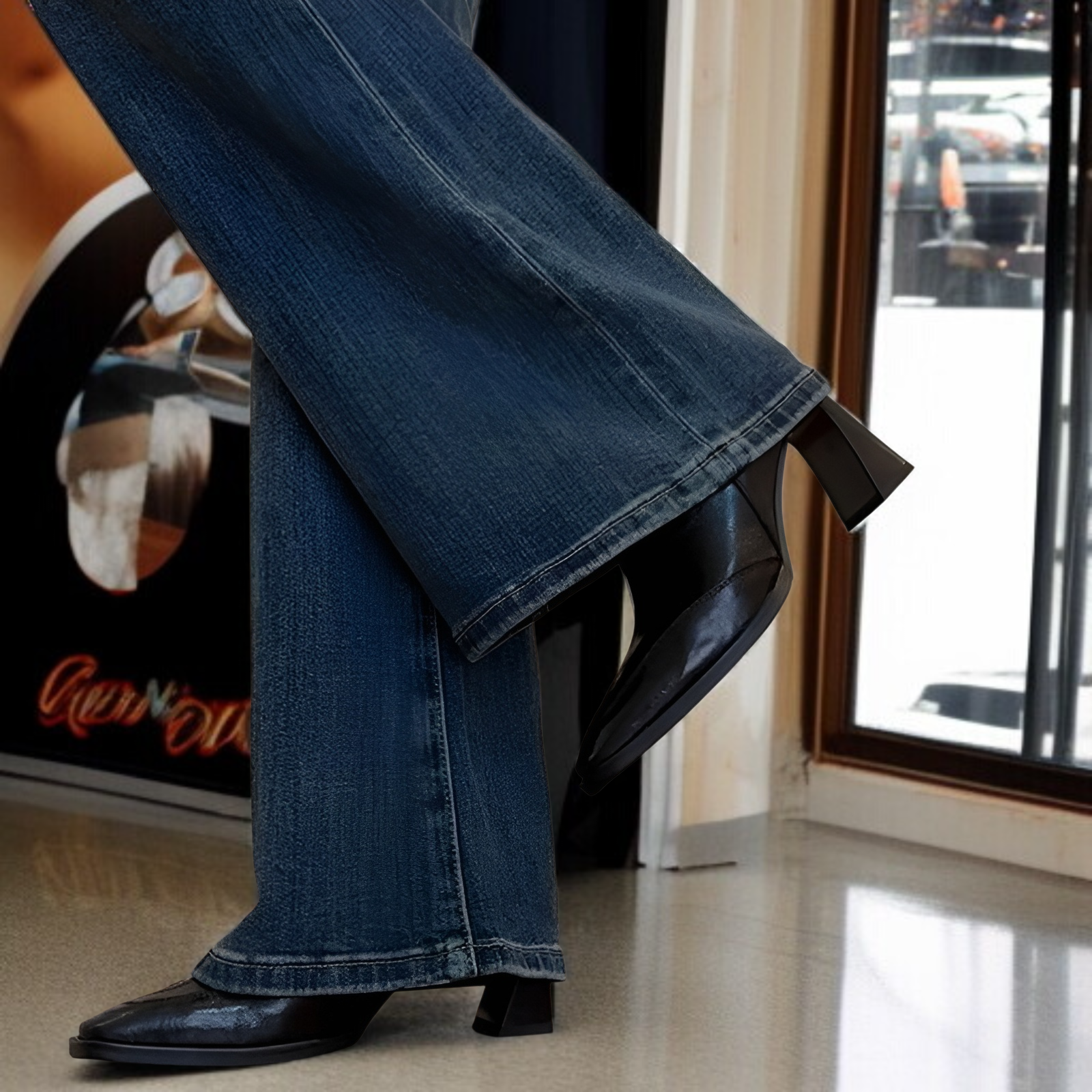 マーチンブーツ風デザインのブラックショートブーツ正面画像