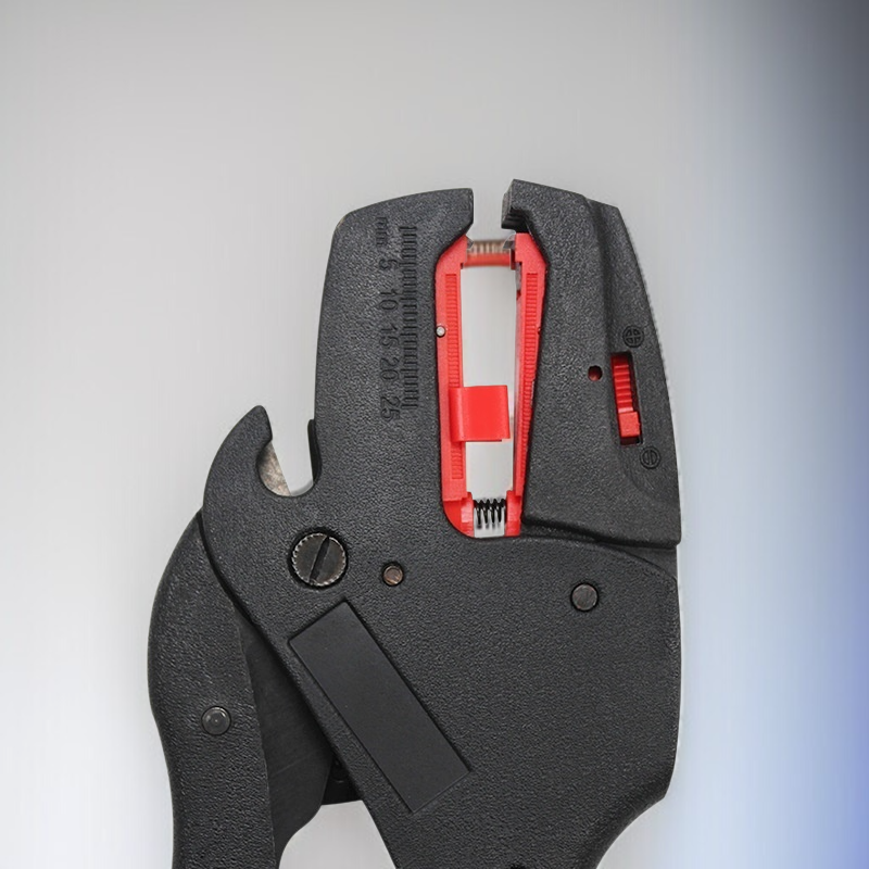 ワイヤーストリッパーで簡単にワイヤー被覆を除去