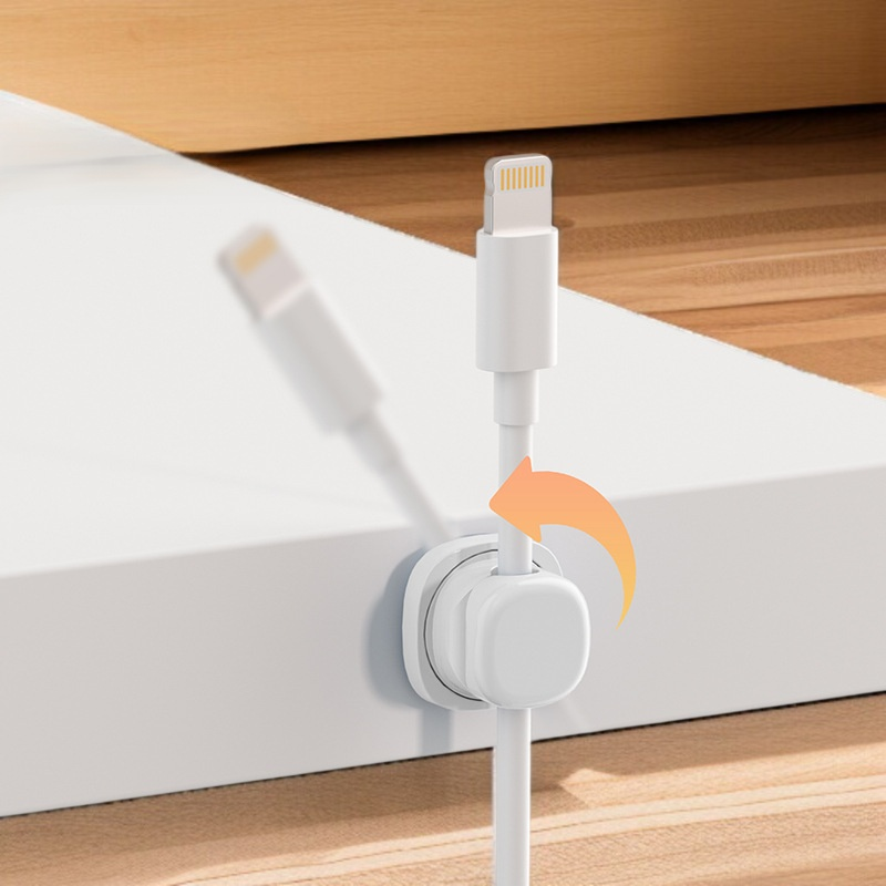 깔끔하게 정리된 충전 케이블 모습